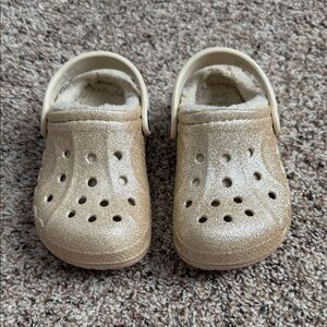 TODDLER GOLD SPARKLY FUR LINED CROCS